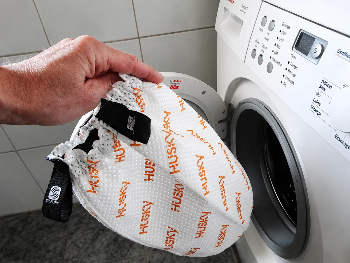 Filtre Husky lavable en machine à froid, devant un lave-linge